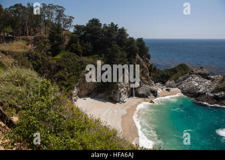 McWay Falls à Julia Pfeiffer Burns State Park,National,1,l'autoroute Pacific Coast Highway, PCH, Californie,USA Banque D'Images