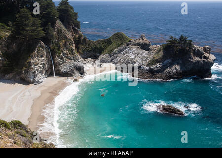 McWay Falls à Julia Pfeiffer Burns State Park,National,1,l'autoroute Pacific Coast Highway, PCH, Californie,USA Banque D'Images