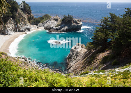 McWay Falls à Julia Pfeiffer Burns State Park,National,1,l'autoroute Pacific Coast Highway, PCH, Californie,USA Banque D'Images