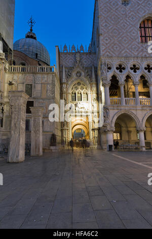 La Porta della Carta ou l'entrée principale du Palais des Doges en nocturne sur la Place St Marc à Venise, Italie. Banque D'Images