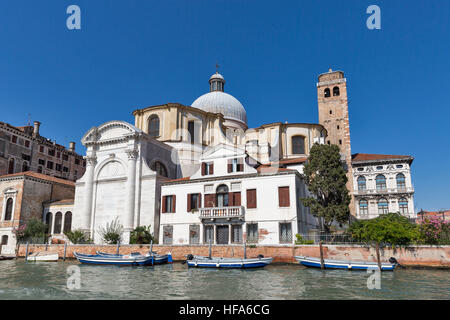 L'église San Geremia sur la rive du Grand Canal à Venise, Italie. Banque D'Images