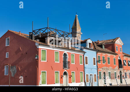 Maisons peintes de couleurs vives sur l'île de Burano, Venise, Italie Banque D'Images