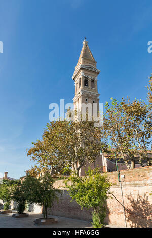 Le célèbre campanile de San Martino église de l'île de Burano, Venise, Italie, une attraction touristique populaire. Banque D'Images