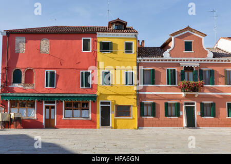 Maisons peintes de couleurs vives sur l'île de Burano, Venise, Italie Banque D'Images