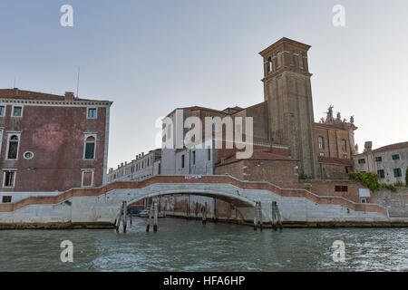 La ville de Venise avec Jesuit Church Bell Tower vue du lagon au coucher du soleil, de l'Italie. Banque D'Images