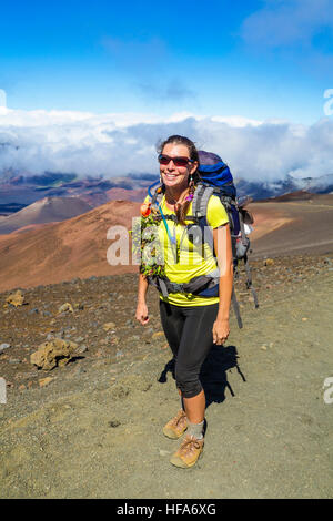 Backpacker sur la piste des sables bitumineux à l'Haleakala National Park Banque D'Images