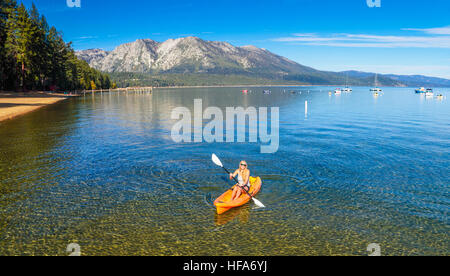 La kayakiste dans Lake Tahoe par Camp Richardson Banque D'Images