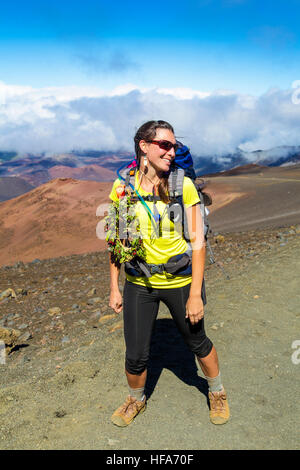Backpacker sur la piste des sables bitumineux au Parc National de Haleakala sur Maui Banque D'Images