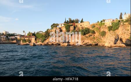 La plage de Mermerli et le port de Antalyas Vieille ville de Kaleici, Turquie Banque D'Images