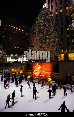 La patinoire, arbre de Noël et statue de Prométhée au Rockefeller Center à New York pendant les vacances de Noël. Banque D'Images