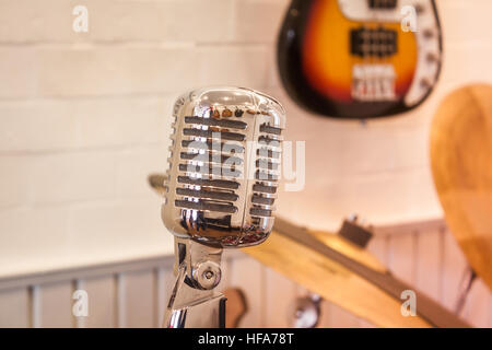 Silver Vintage microphone avec arrière-plan flou, stock photo Banque D'Images