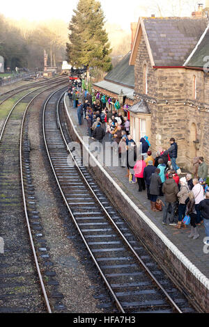 Passagers attendent sur plate-forme pour la Severn Valley Railway heritage train à vapeur, la gare de Shrewsbury Shropshire, Angleterre Banque D'Images