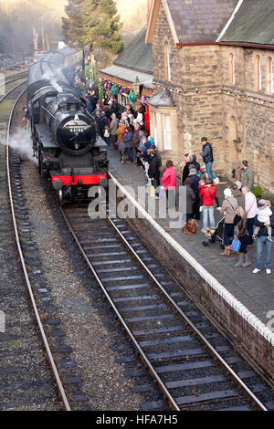 Passagers attendent sur plate-forme que les approches de train à vapeur pour le Severn Valley Railway à la gare de Shrewsbury, Shropshire, Angleterre Banque D'Images