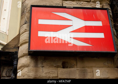 Signe de fer en dehors de Worcester Foregate Street gare, Worcester UK Banque D'Images