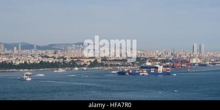 Les navires et les ferrys au Bosphore à Istanbul, Turquie Banque D'Images