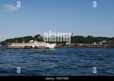 Ferry devant le palais de Topkapi à Istanbul, Turquie Banque D'Images