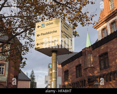 Panneau d'information près du Musée historique de Francfort am Main Allemagne, les directions à la station de métro la plus proche, et Hauptvache Pauluskirche Banque D'Images