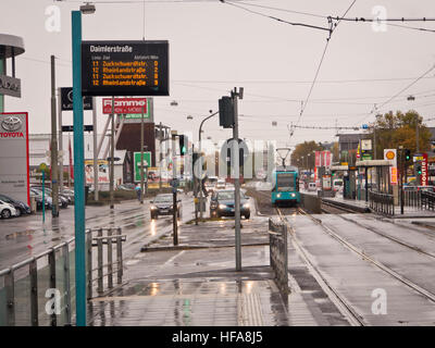 Arrêt de bus et de tramway dans Daimlerstrasse Frankfurt am Main Allemagne un jour de pluie, Hanauer Landstraße Banque D'Images