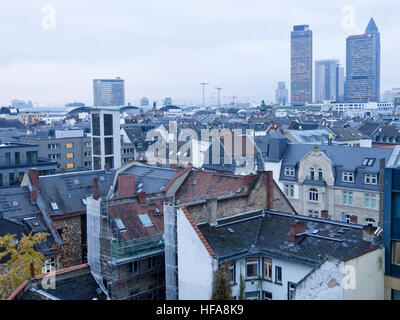 Les nuages et la brume sur les gratte-ciel modernes et de vieux toits dans le centre financier de Francfort am Main Hessen Allemagne Banque D'Images