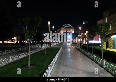 Street dans le parc près de Musée Sainte-sophie la nuit à Istanbul, Turquie Banque D'Images