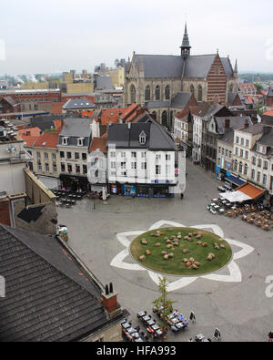 AALST, Belgique, le 12 septembre 2016 : Vue de la place principale du marché à Alost en Flandre orientale, prise depuis le sommet du beffroi. Banque D'Images