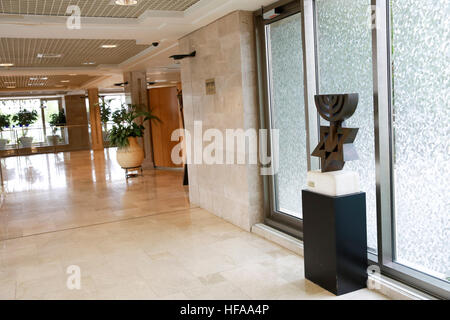 David's Menorah sculpture (par David Soussanna) à la Knesset israélienne, Jérusalem, Israël Banque D'Images