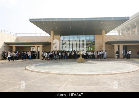 Un groupe de visiteurs dans la cour de la Knesset, à Jérusalem, Israël Banque D'Images