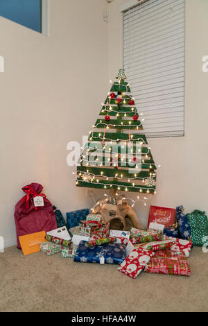 Des cadeaux de Noël sous un arbre de Noël réutilisable, écologique Banque D'Images