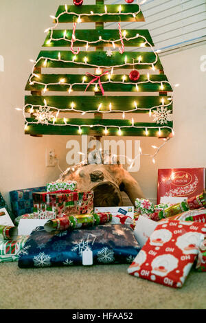 Des cadeaux de Noël sous un arbre de Noël réutilisable, écologique Banque D'Images