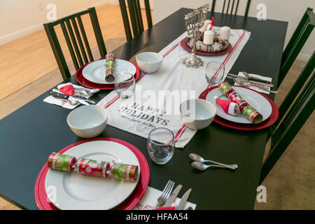 Célébration de Noël et Hannukah. Table de dîner de Noël décoré avec une menorah Hannukah Banque D'Images