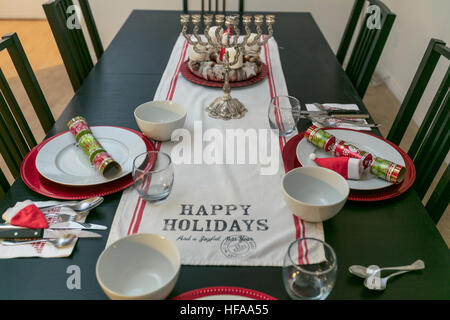 Célébration de Noël et Hannukah. Table de dîner de Noël décoré avec une menorah Hannukah Banque D'Images