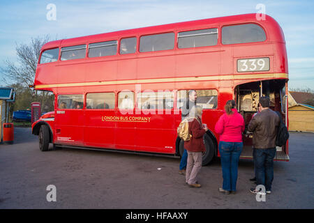 AEC Routemaster double-decker bus navette de l'Epping Ongar Railway, North Weald, Essex, Angleterre Banque D'Images