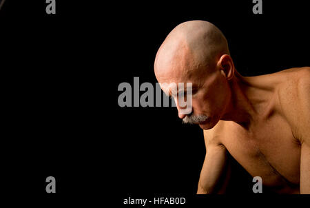 Un Homme D'affaires Chauve Élégant À Lunettes De Soleil Fume Un Vaporisateur  Assis Sur Son Vélo Électrique. Banque D'Images et Photos Libres De Droits.  Image 130260205