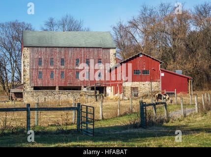 Typique d'un milieu rural de la Pennsylvanie grange construite en pierre et en bois. Red Barn peint Banque D'Images