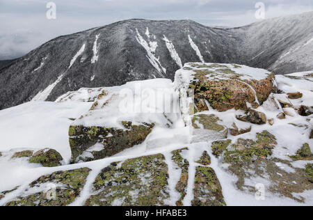 Vue depuis le long du sentier Bondcliff sur le sommet du Bondcliff Pemigewasset dans le désert de la montagnes Blanches du New Hampshire sur un hiver nuageux Banque D'Images