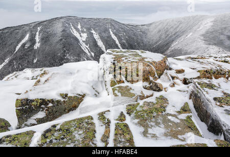 Vue depuis le long du sentier Bondcliff sur le sommet du Bondcliff Pemigewasset dans le désert de la montagnes Blanches du New Hampshire sur un hiver nuageux Banque D'Images