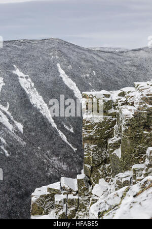 Vue depuis le long du sentier Bondcliff sur le sommet du Bondcliff Pemigewasset dans le désert de la montagnes Blanches du New Hampshire sur un hiver nuageux Banque D'Images