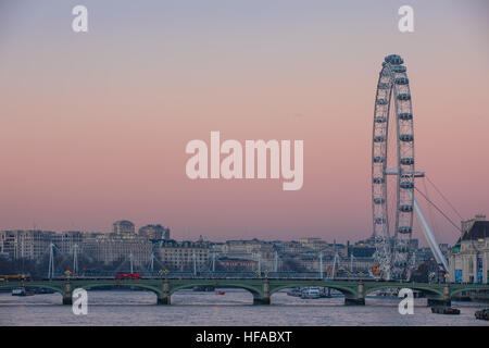 Le soleil se couche sur les toits de Londres centrale. Banque D'Images