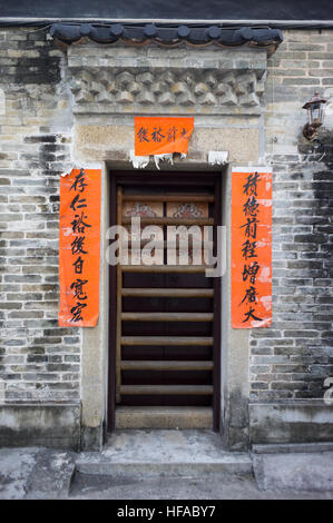 Porte avec verrou chinois antiques chinois et des bannières dans Ping Shan Heritage Trail, Yuen Long, de nouveaux territoires, Hong Kong Banque D'Images