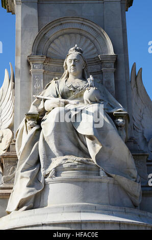 Victoria Memorial à l'extérieur de Buckingham Palace dans le Mall, Londres c'est la reine Victoria en en face du Mall Banque D'Images