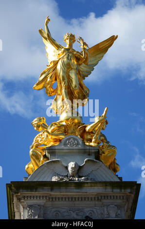 La Victoire de Samothrace. Un détail de l'Édifice commémoratif Victoria à l'extérieur de Buckingham Palace dans le Mall, Londres. C'est la Victoire de Samothrace, de courage, et de Constance Banque D'Images