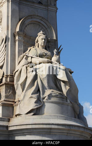 Victoria Memorial à l'extérieur de Buckingham Palace dans le Mall, Londres c'est la reine Victoria en en face du Mall Banque D'Images