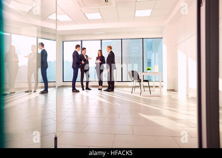 L'équipe d'affaires travaillant dans un bureau moderne. Banque D'Images
