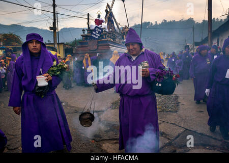 Antigua, Guatemala - 16 Avril 2014 : l'homme dans une procession au cours de la célébration des fêtes de Pâques, la Semaine Sainte, à Antigua, Guatemala. Banque D'Images