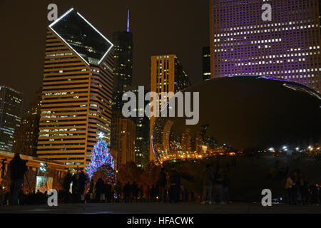 Cloud Gate, aussi connu sous le nom de "bean" reflète la nuit skyline entourant le parc du millénaire pendant les vacances. Banque D'Images