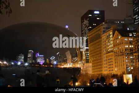 Cloud Gate, aussi connu sous le nom de "Bean" reflète la nuit skyline entourant le parc du Millénaire. Banque D'Images