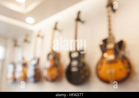 Résumé fond flou avec les guitares accroché sur mur blanc, stock photo Banque D'Images