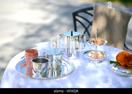 Café en plein air de silver coffee pot sur lin Banque D'Images