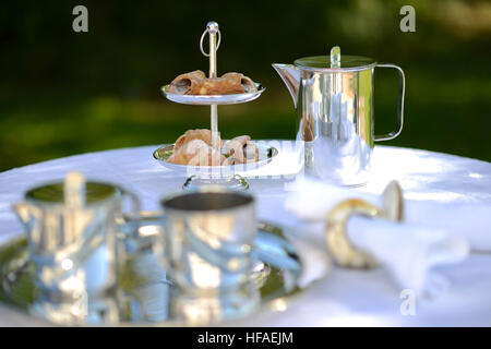 Café en plein air de silver coffee pot sur lin Banque D'Images