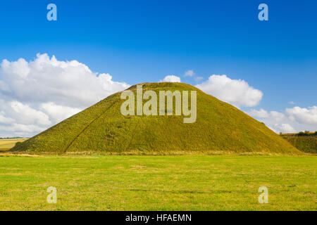 Silbury Hill, près de tumulus préhistoriques chalk artificiel Avebury dans le comté anglais de Wiltshire Banque D'Images